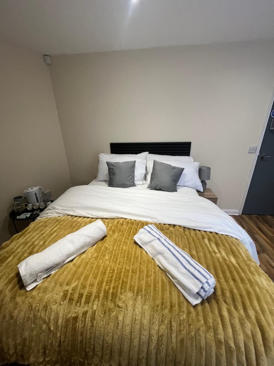 Bed, Bedroom, towels
