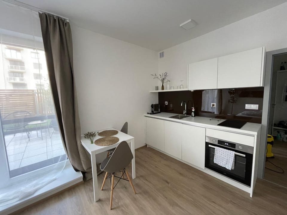Coffee/tea facilities, Kitchen or kitchenette, Dining area, oven, stove