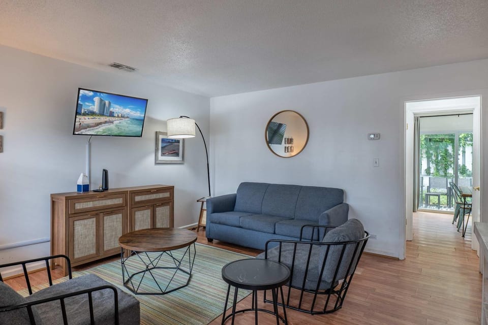 Beautifully Updated! 2BR Pet Friendly Apartment, Walk To The Beach! Apartment in Myrtle Beach