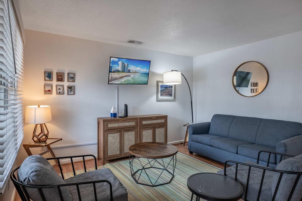 Beautifully Updated! 2BR Pet Friendly Apartment, Walk To The Beach! Apartment in Myrtle Beach