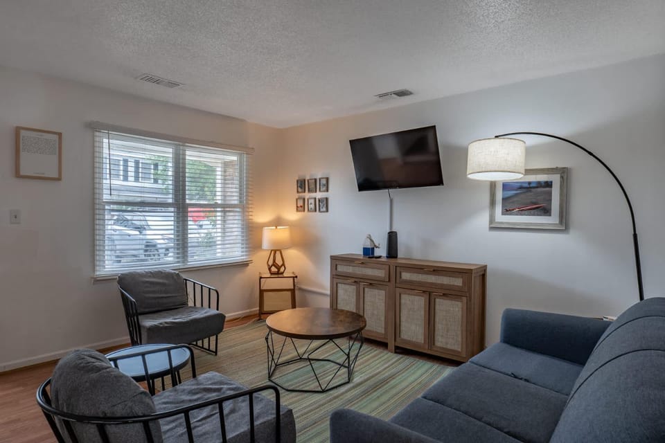 Beautifully Updated! 2BR Pet Friendly Apartment, Walk To The Beach! Apartment in Myrtle Beach