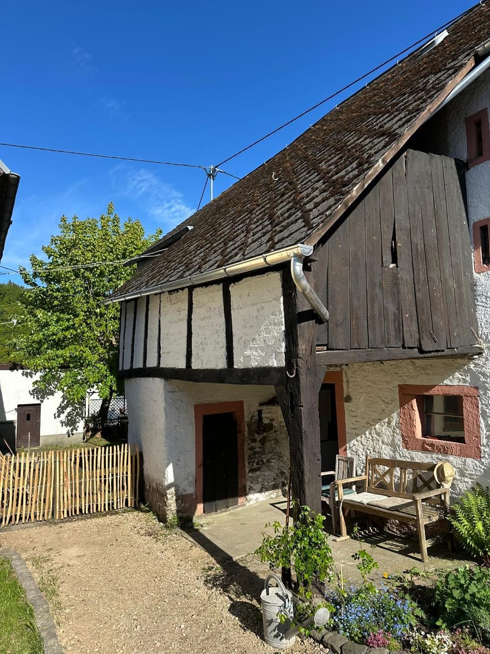 400 Jahre altes Kutscherhaus neben der Burg Oberehe House in Vulkaneifel