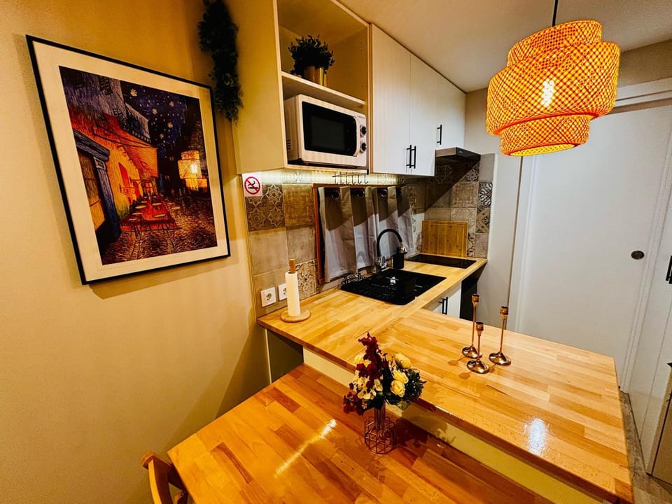Kitchen or kitchenette, Dining area, minibar, stove