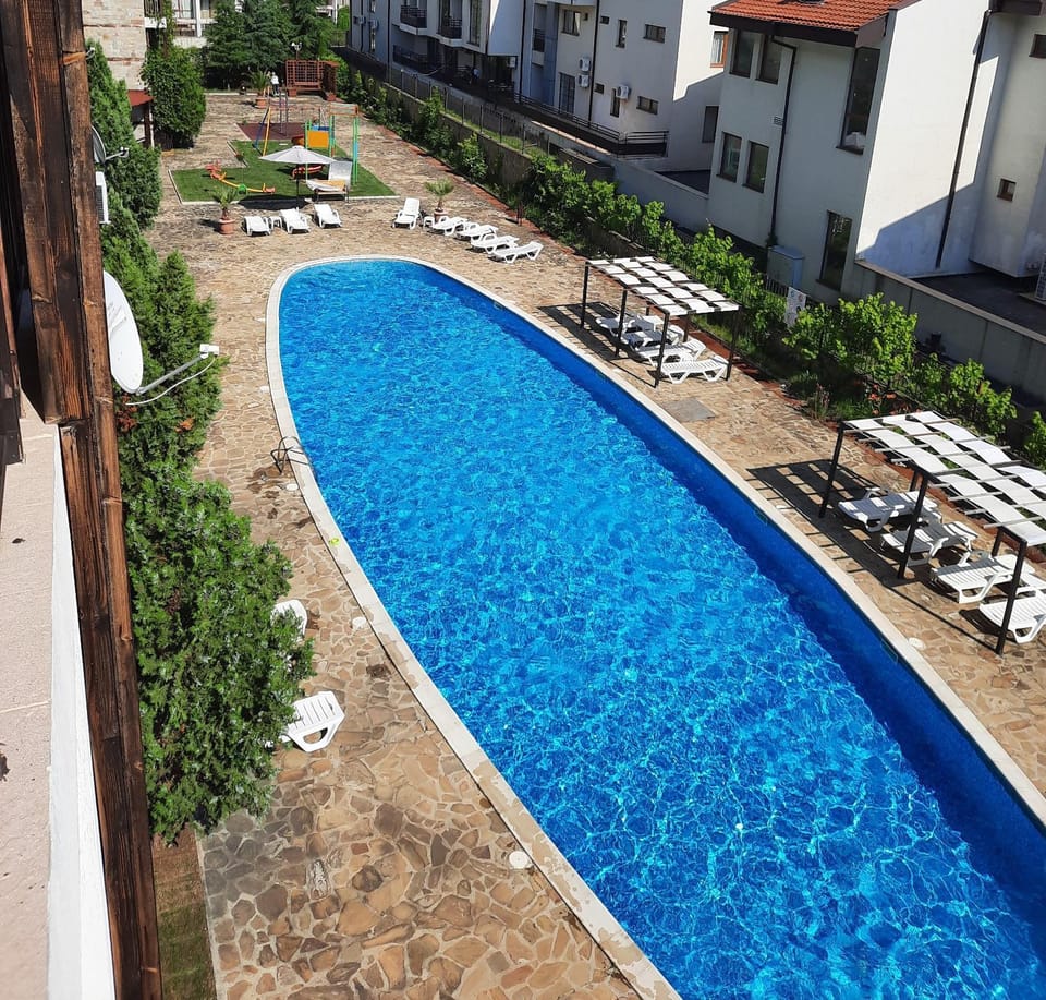 Pool view, Swimming pool, sunbed