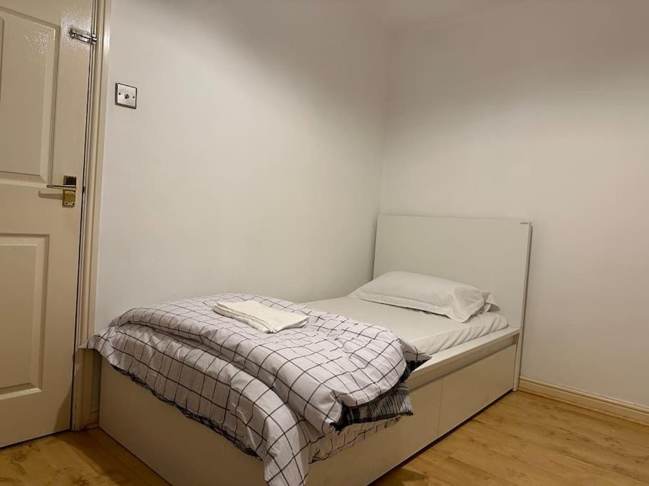 Flat Close To Leagrave Station/Luton Airport Apartment in Luton