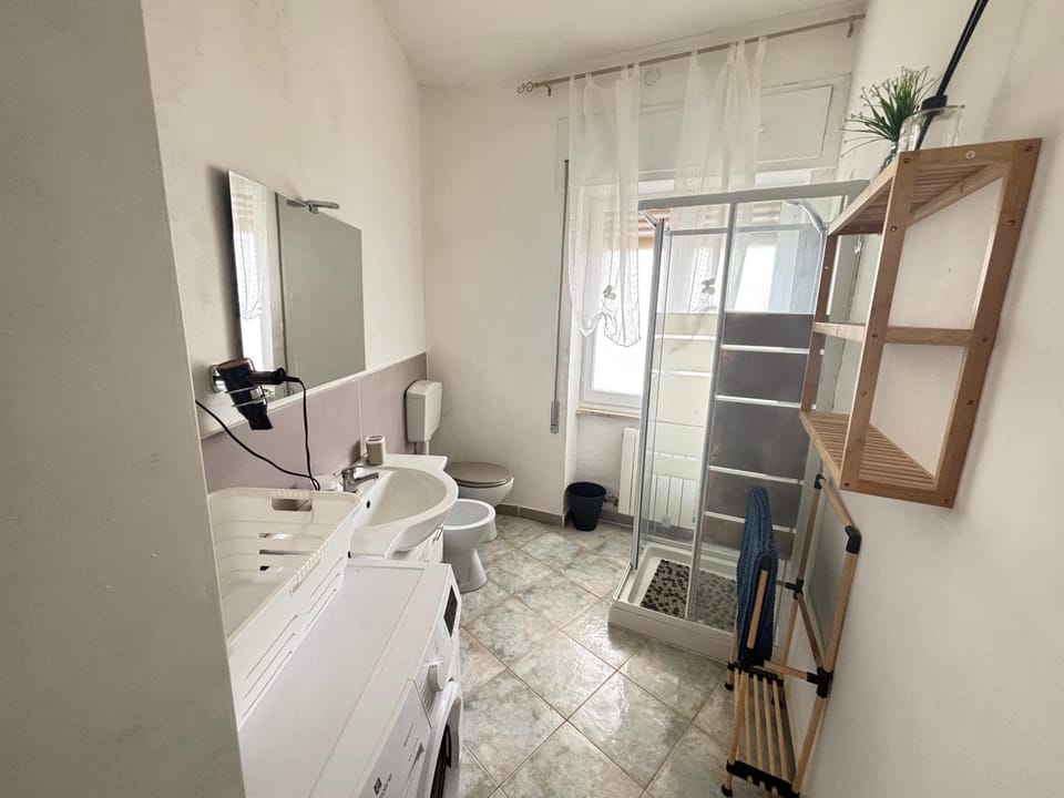 Shower, Toilet, Bathroom, towels