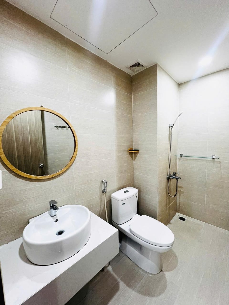 Hue Oi Homestay - Spacious 2-Bedroom Apartment with Balcony and Pool Apartment in Laos