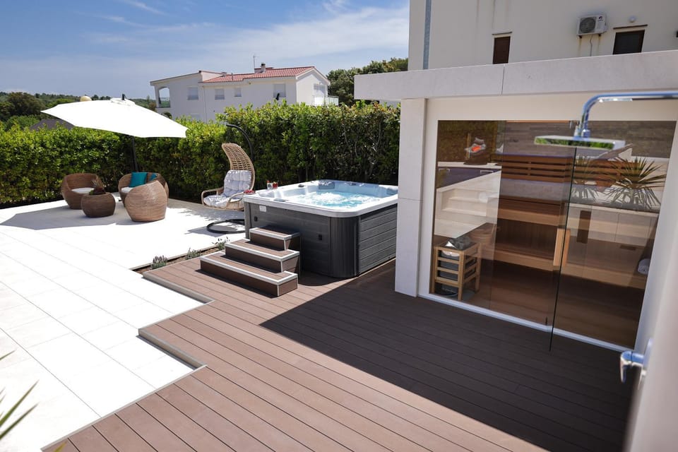 Patio, Hot Tub, Swimming pool