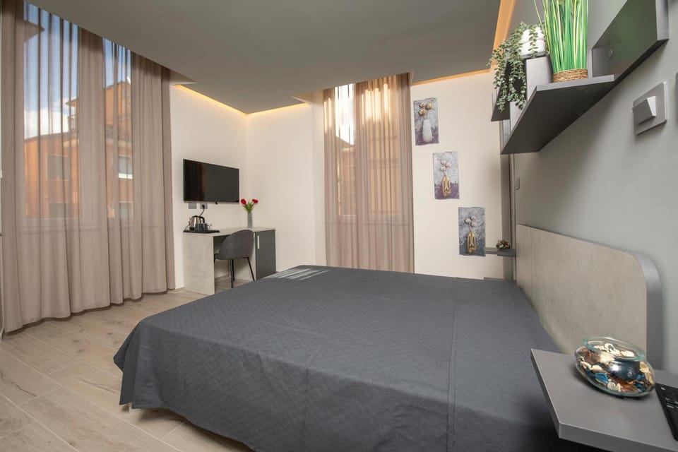 Bed, TV and multimedia, Photo of the whole room, Bedroom