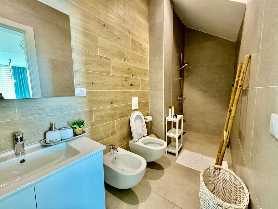 Shower, Toilet, Bathroom, bidet, towels