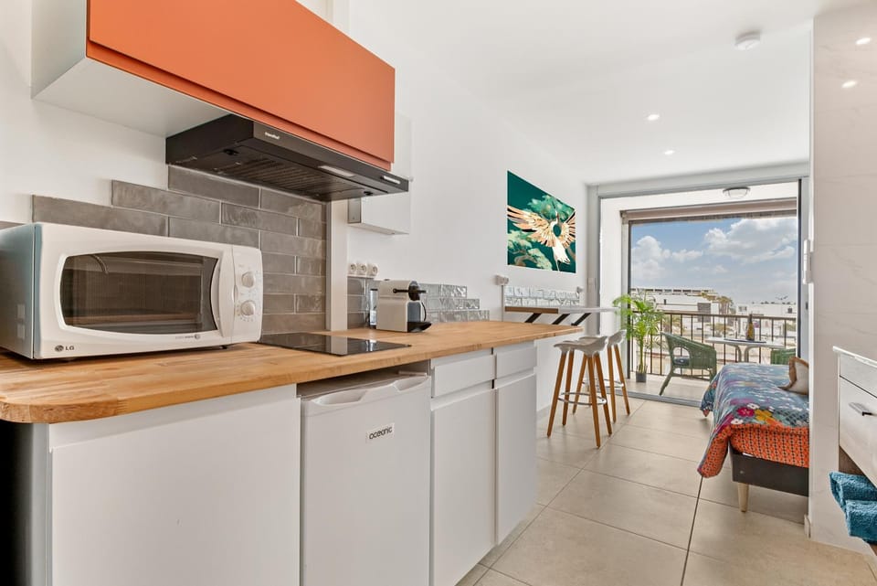 Kitchen or kitchenette, Dining area, toaster