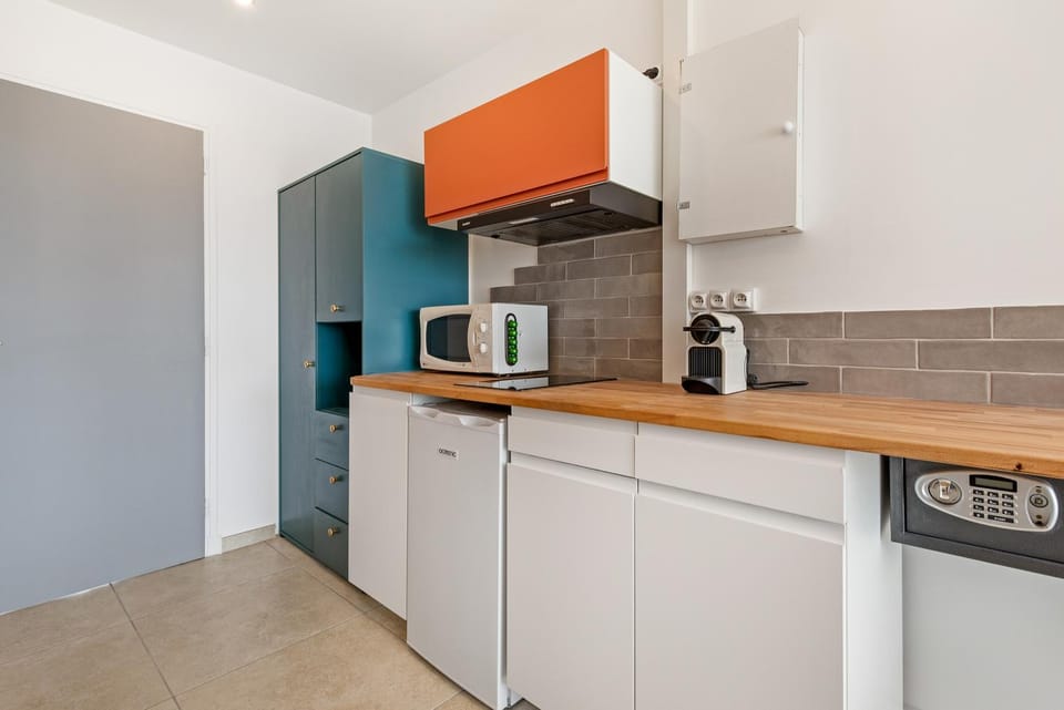 Coffee/tea facilities, Kitchen or kitchenette, dishwasher, stove, toaster