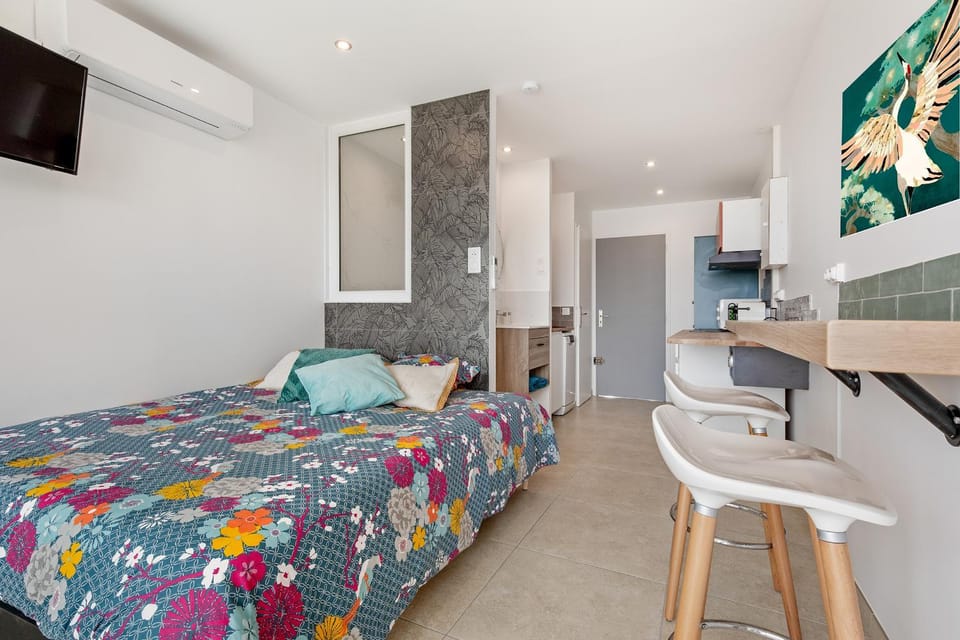 Photo of the whole room, Bedroom