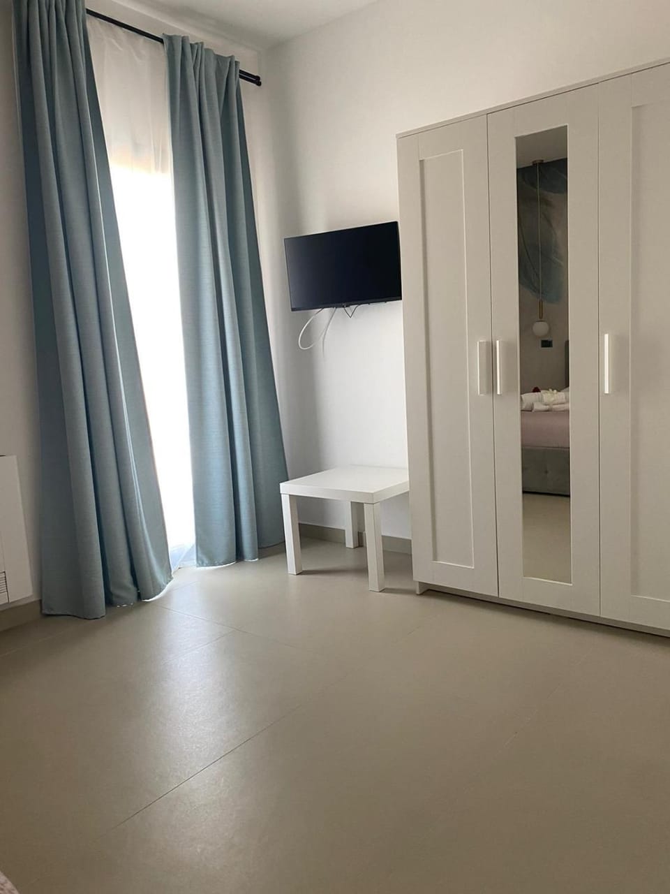 Bed, TV and multimedia, Photo of the whole room, Bedroom, wardrobe
