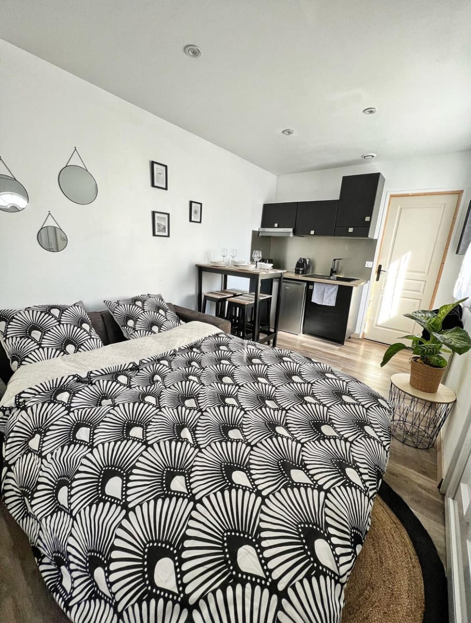 Bed, Kitchen or kitchenette, Living room, Seating area, Dining area