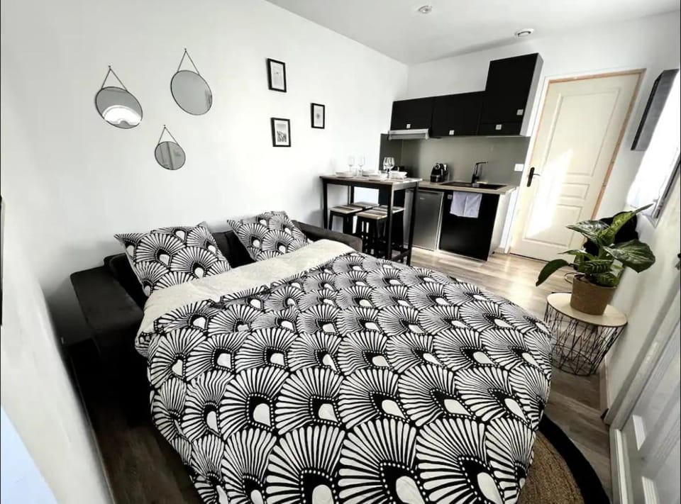 Bed, Kitchen or kitchenette, Living room, Dining area