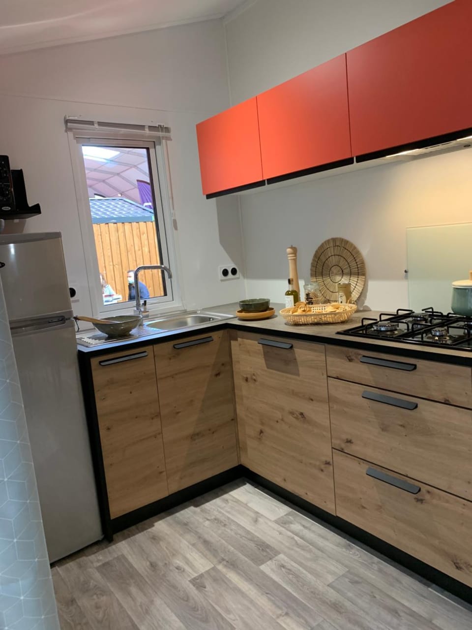 Kitchen or kitchenette, dishwasher, stove