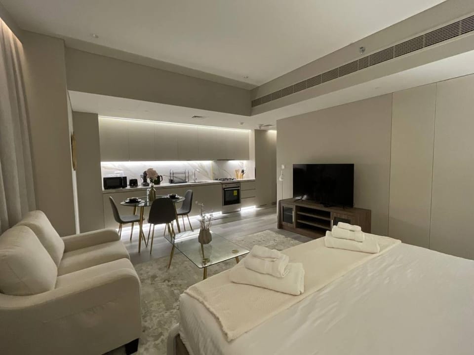 Bed, TV and multimedia, Photo of the whole room, wardrobe