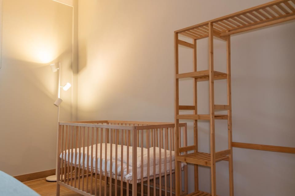 Photo of the whole room, Decorative detail, Area and facilities, cot