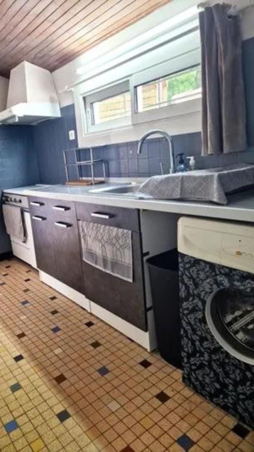 Kitchen or kitchenette, oven, stove