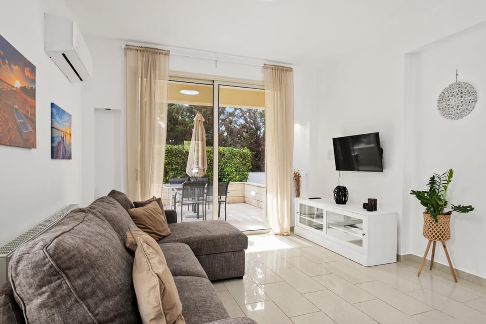 TV and multimedia, Living room, Seating area, Evening entertainment