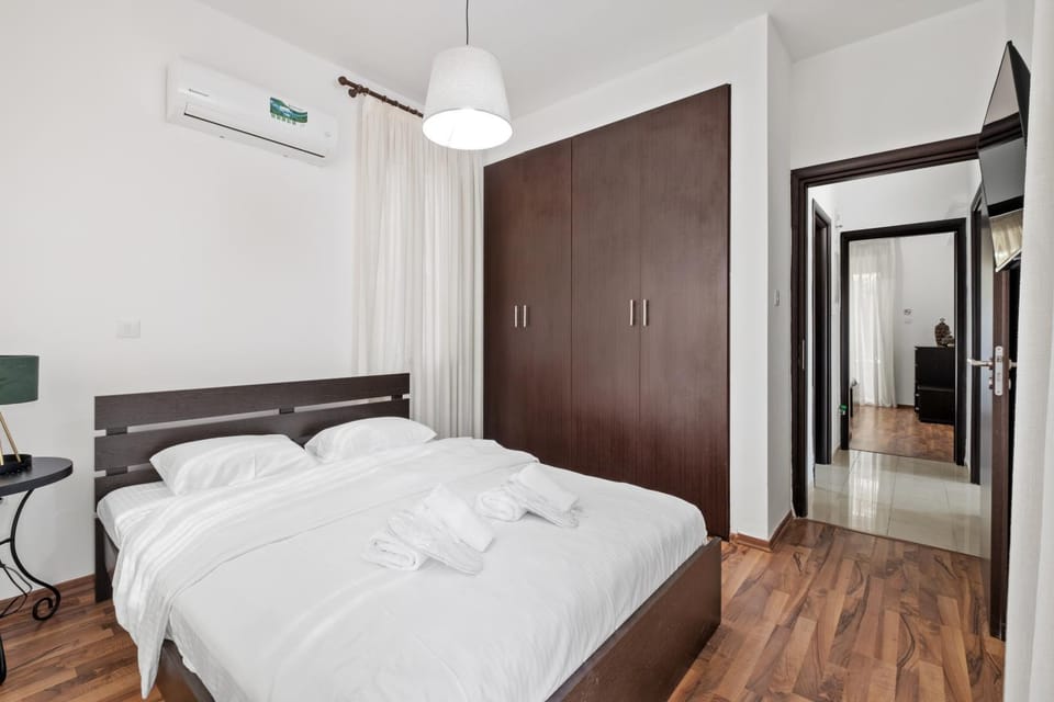 Bed, Photo of the whole room, Bedroom, towels, wardrobe, air conditioner