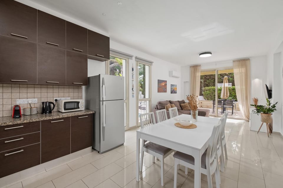 Coffee/tea facilities, Kitchen or kitchenette, Dining area, dishwasher, oven, stove, toaster