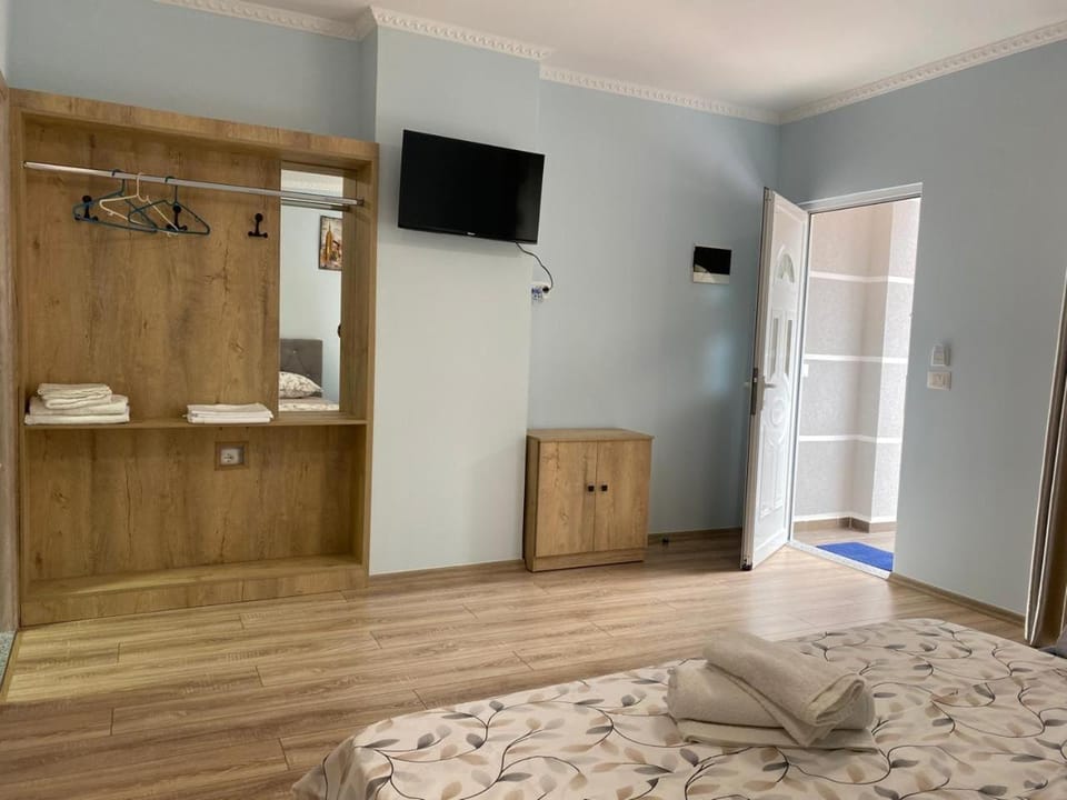 Bed, TV and multimedia, wardrobe