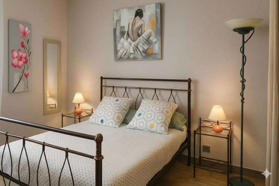 Photo of the whole room, Bedroom