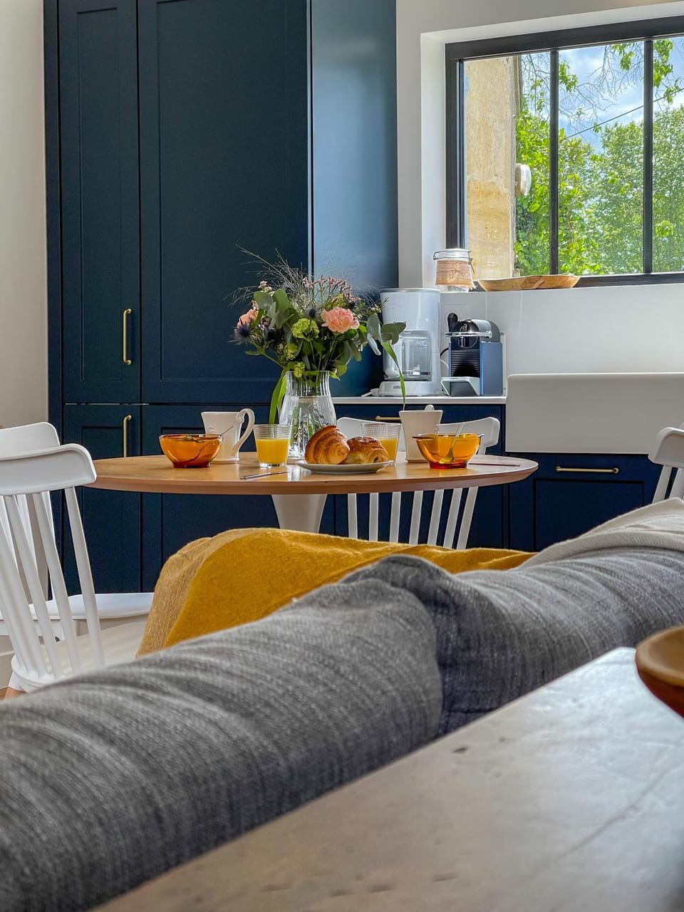 Kitchen or kitchenette, Living room, Seating area, Dining area