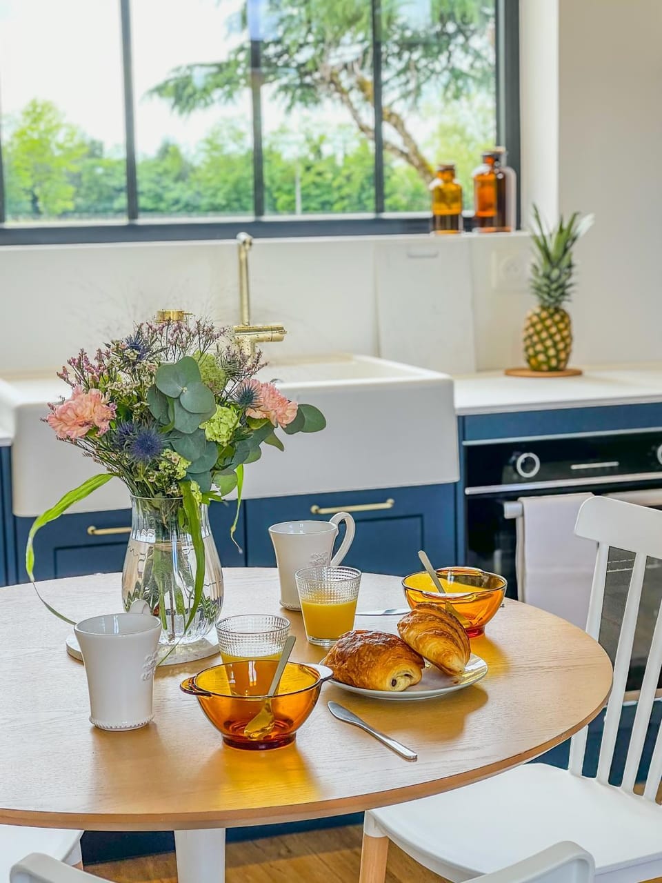 Food and drinks, Seating area, Dining area, Breakfast