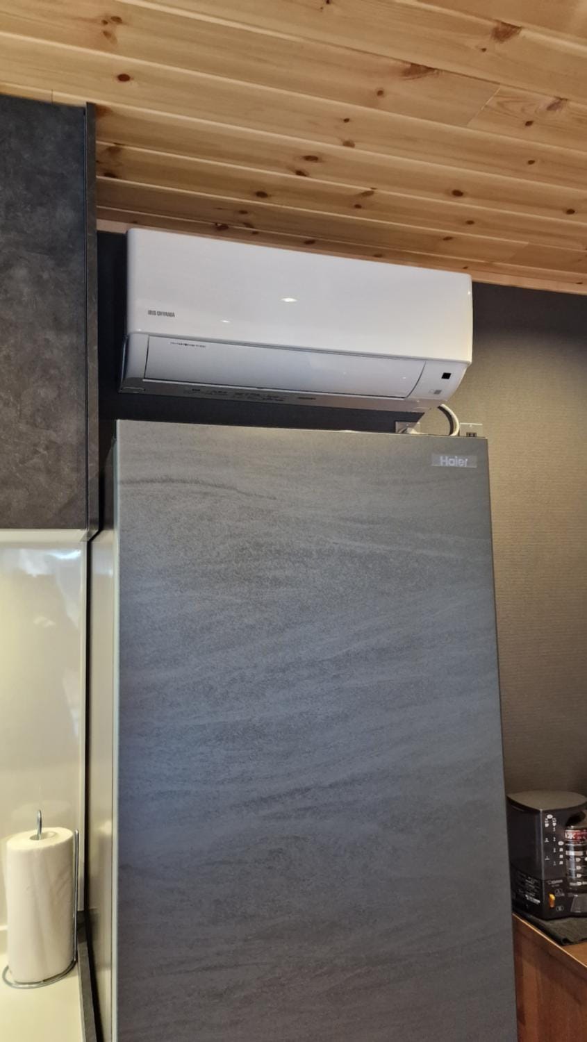 Kitchen or kitchenette, air conditioner