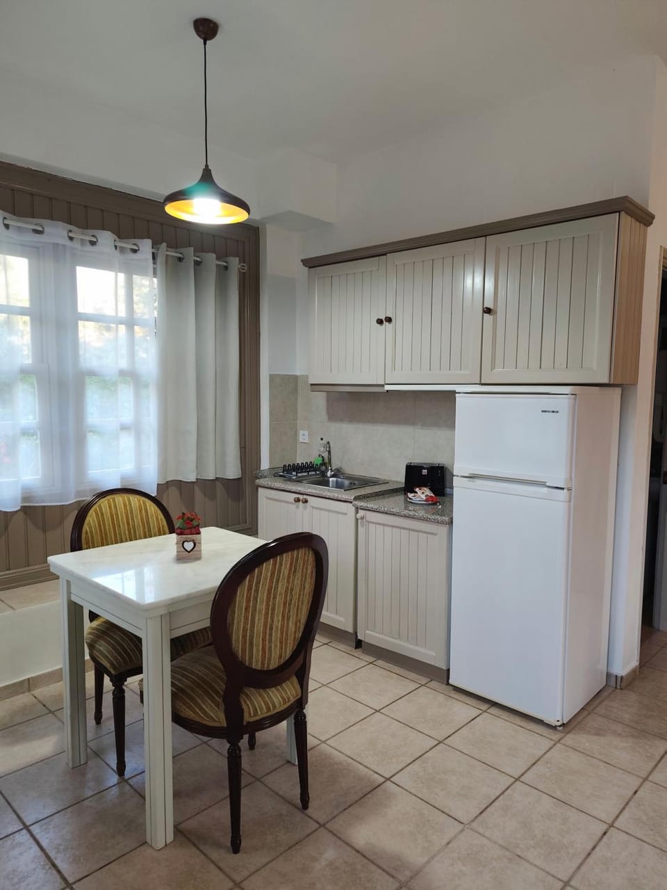 Kitchen or kitchenette, Dining area, toaster, kitchen