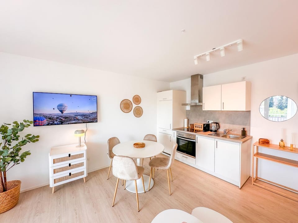 TV and multimedia, Coffee/tea facilities, Kitchen or kitchenette, Living room, Seating area, Dining area, oven, stove