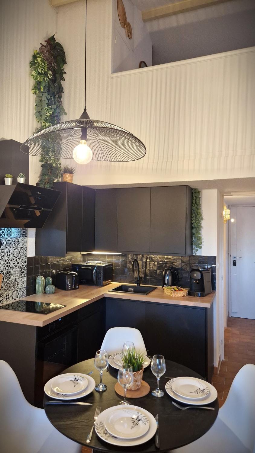 Seating area, Dining area, Breakfast, stove, kitchen
