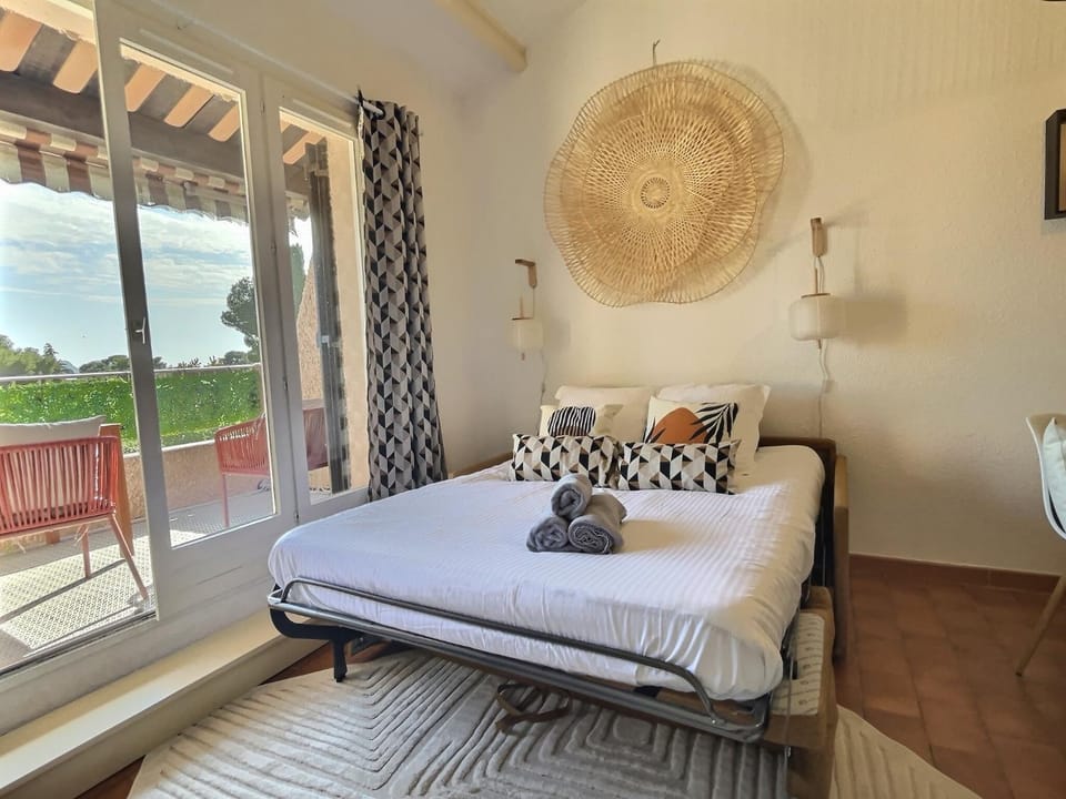 Bed, Balcony/Terrace, Living room