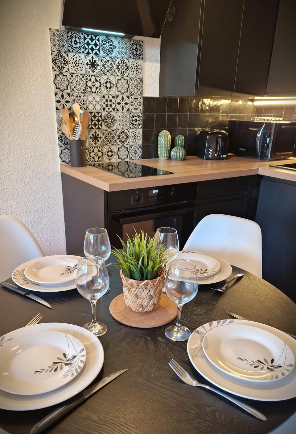 Coffee/tea facilities, Kitchen or kitchenette, Dining area, Meals, Meals, microwave, oven, stove, stove, kitchen