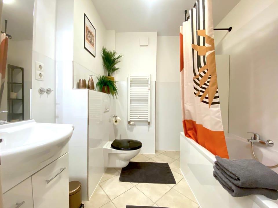 Shower, Toilet, Bathroom, Bath, towels