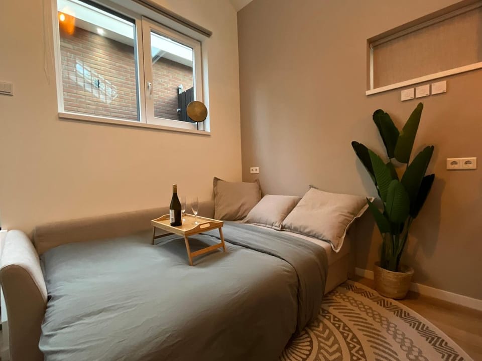 Bed, Seating area