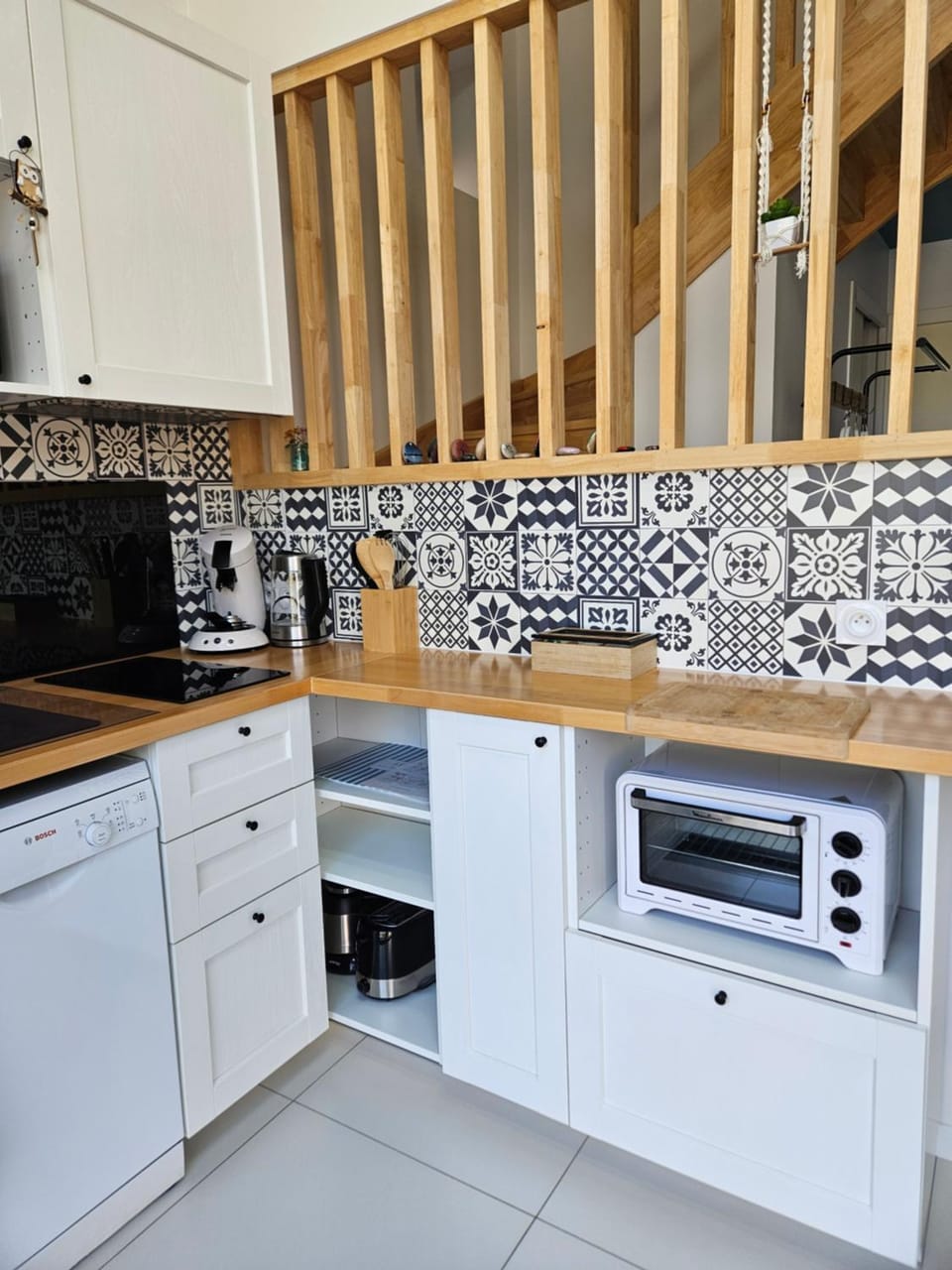 Coffee/tea facilities, Kitchen or kitchenette, dishwasher, oven, stove, toaster
