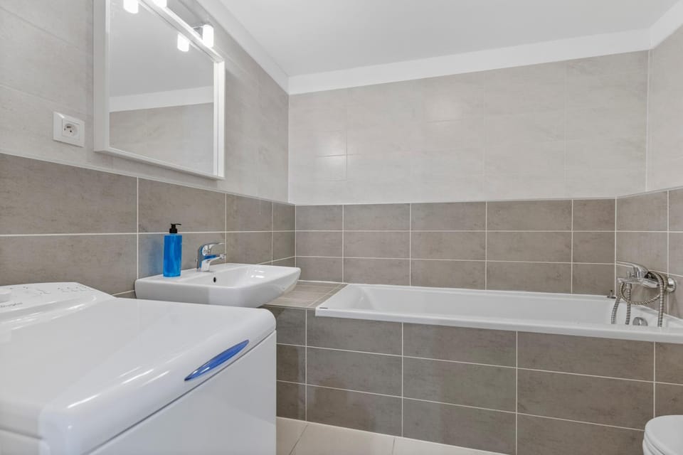 Bathroom, Bath, towels