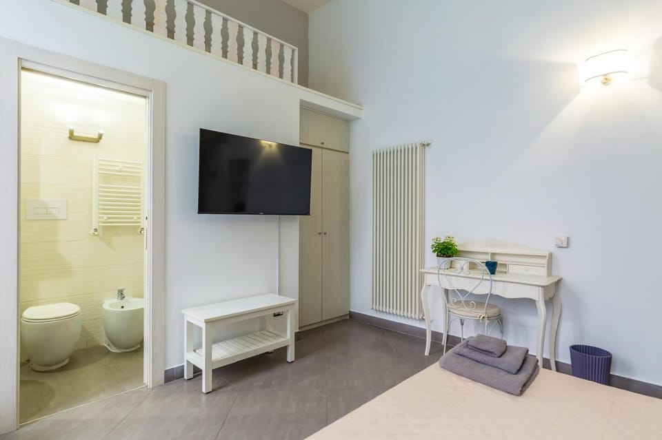 Bed, Bathroom, TV and multimedia, Photo of the whole room, Bedroom, towels