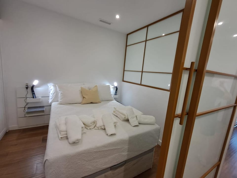 Bed, Bedroom, towels