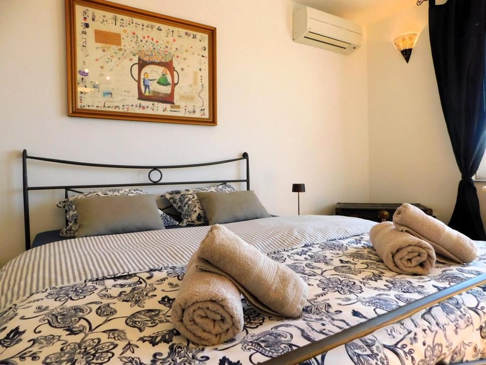 Bed, Bedroom, air conditioner