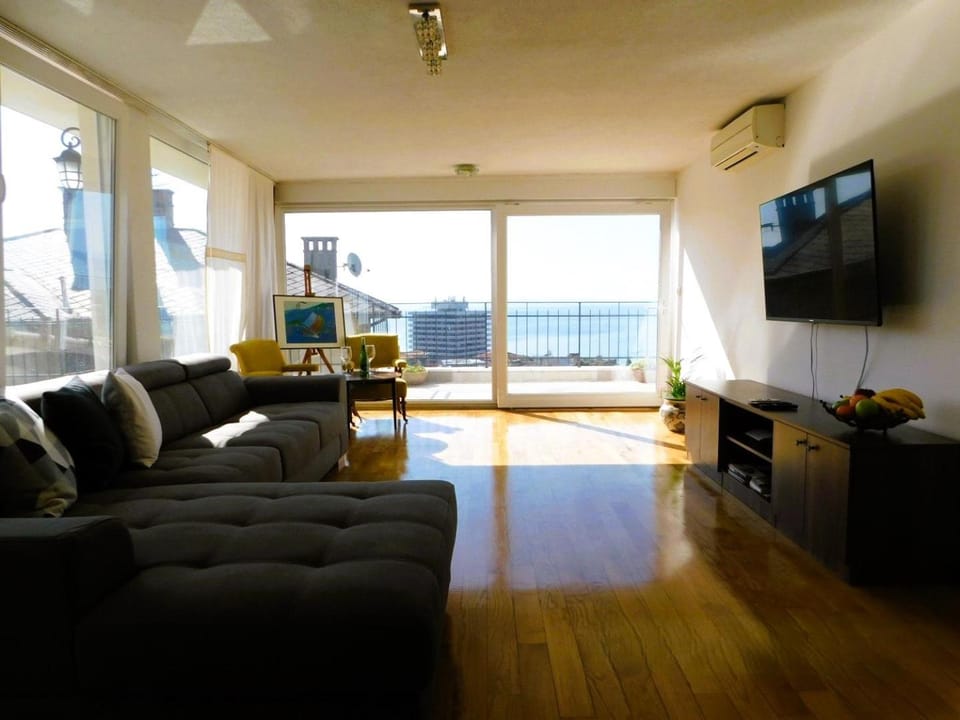 TV and multimedia, View (from property/room), Balcony/Terrace, Living room, Seating area, Sea view, air conditioner