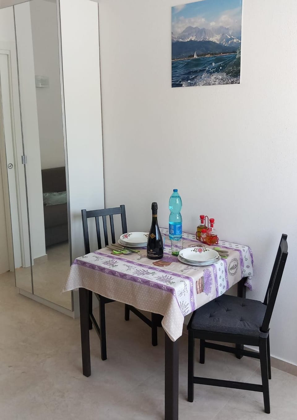 Living room, Food and drinks, Seating area, Dining area, Drinks, Alcoholic drinks