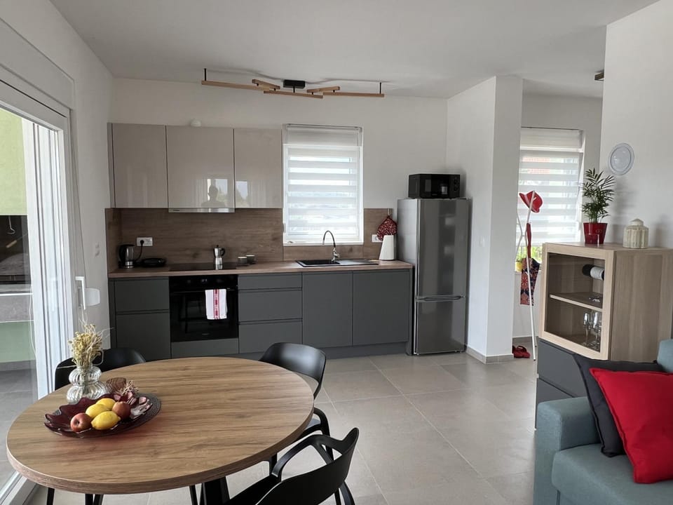 Coffee/tea facilities, Kitchen or kitchenette, Seating area, Dining area, dishwasher, microwave, oven, stove, toaster, kitchen