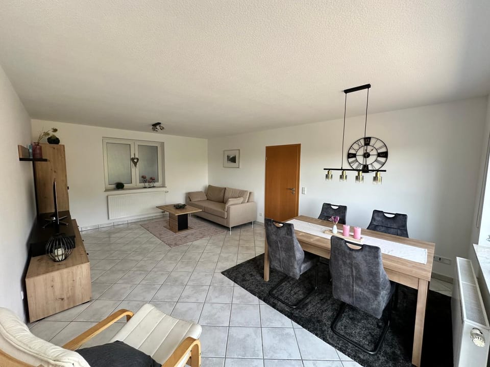 TV and multimedia, Living room, Seating area, Dining area