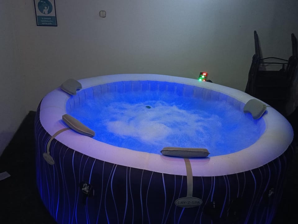 Hot Tub, Swimming pool