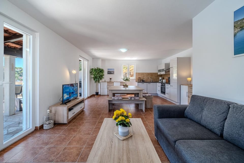 Kitchen or kitchenette, Living room, Seating area, Dining area, dishwasher